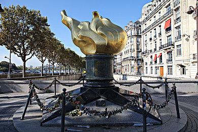 《英雄不再3》再发两款迷你游戏视频 仍有逗猫要素